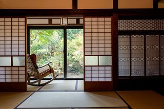 広縁と欄間側から見る日本庭園