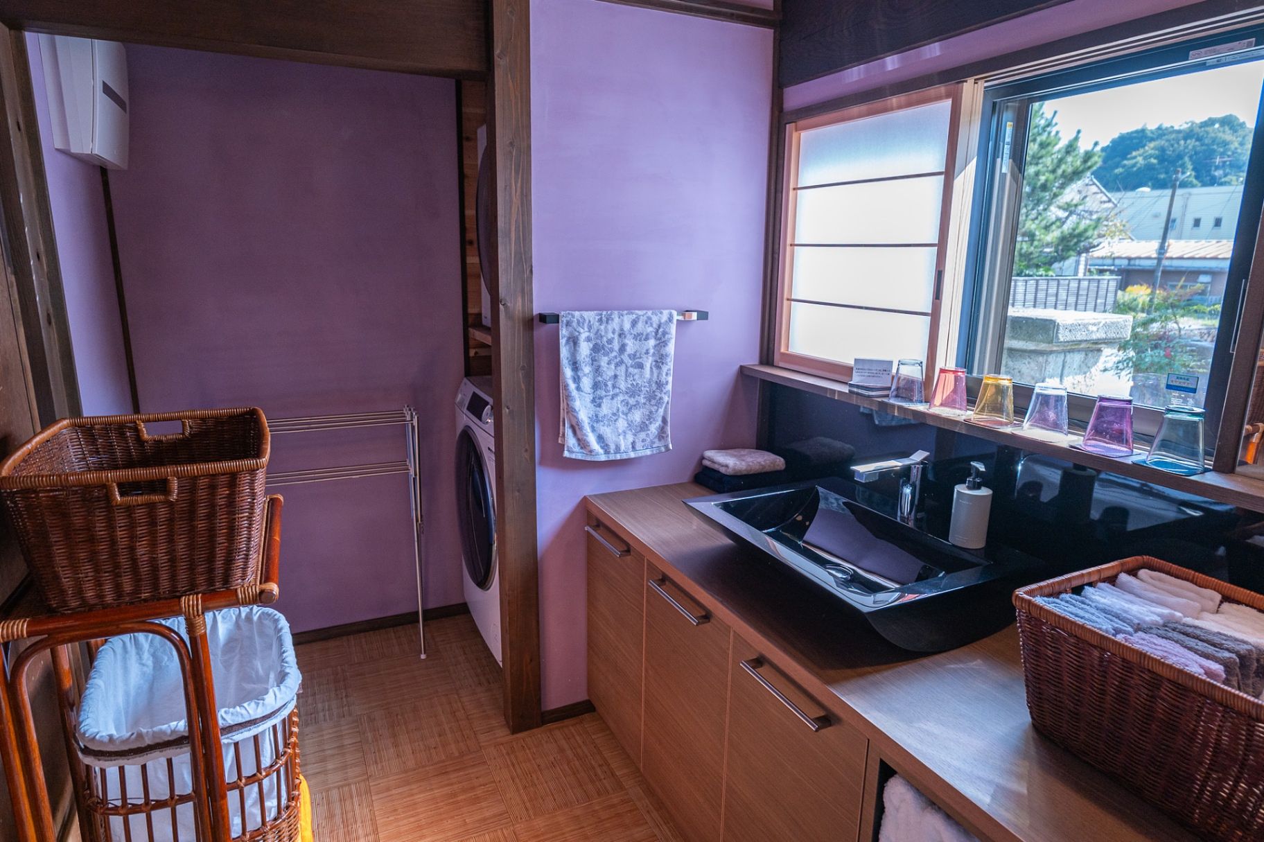 洗面所。しゃれた藤色の漆喰壁です