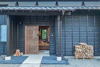 玄関前の薪ストック