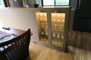 オーナー拘りの照明付き食器棚