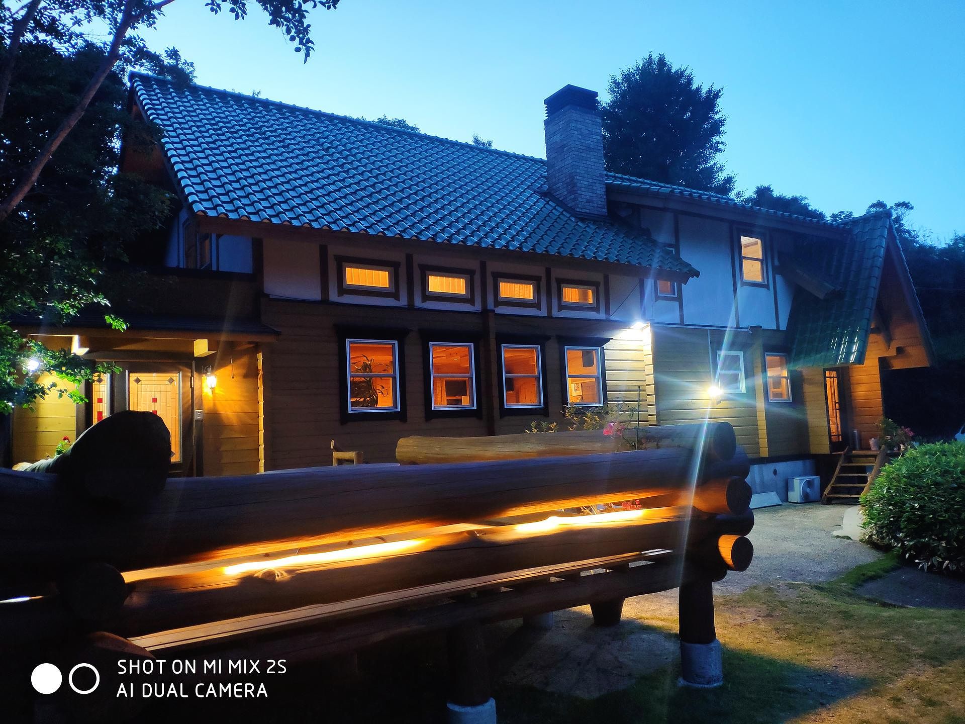 夕暮れ時のログとｳｯﾄﾞﾃﾞｯｷ