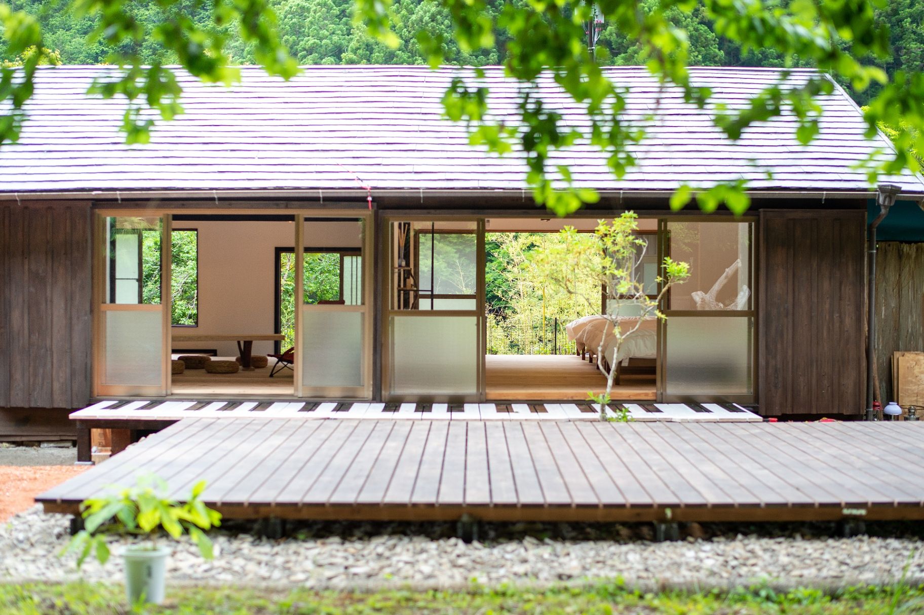 外観、現在は屋根付きのウッドデッキ