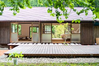 外観、現在は屋根付きのウッドデッキ