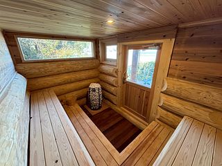 徳島木頭杉を使用。6名まで入室可能な広々した空間。