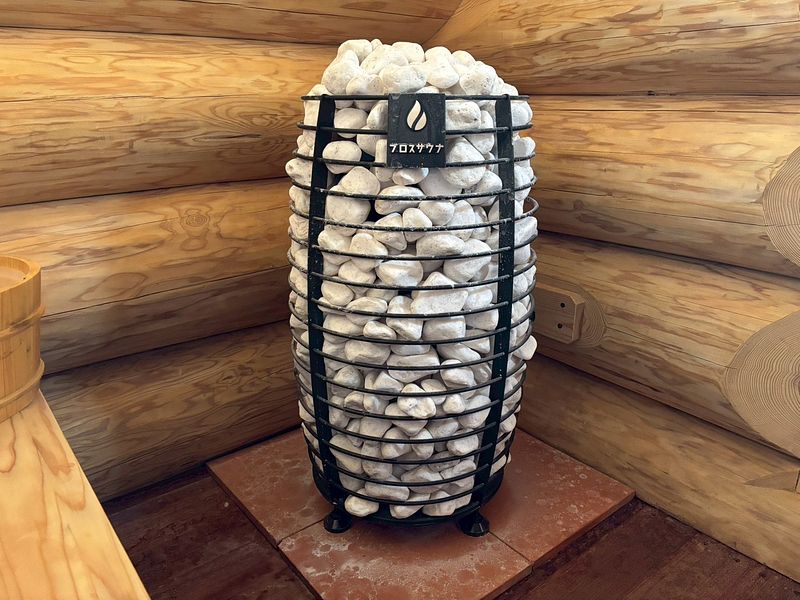 扱いやすい電気ストーブ式。しっかり温度も上昇。時折ロウリュをしながら。