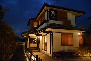 夜の外観