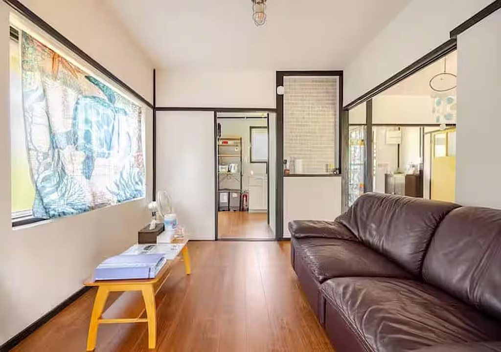 シンプルで落ち着いた雰囲気のリビングスペース。ソファでくつろぎながらゆったり過ごせる室内