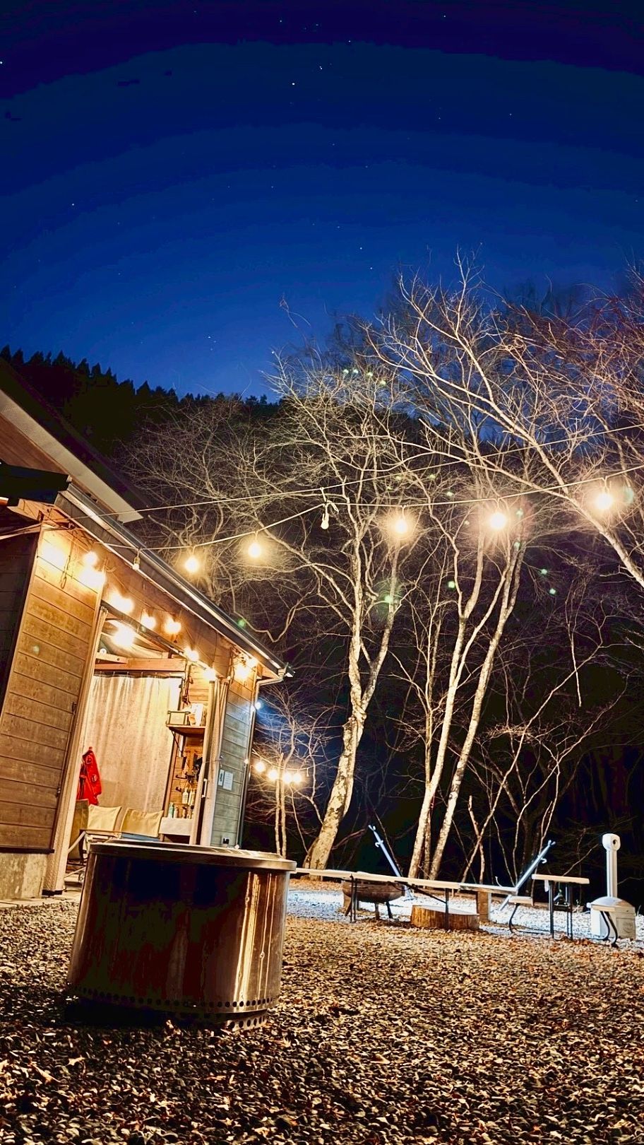 夜でも明るくライトアップされて幻想空間！