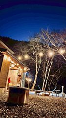 夜でも明るくライトアップされて幻想空間!