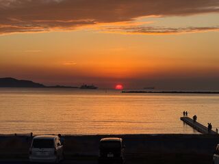 【那古海岸】夕焼けに染まる海とともに、特別な時間を