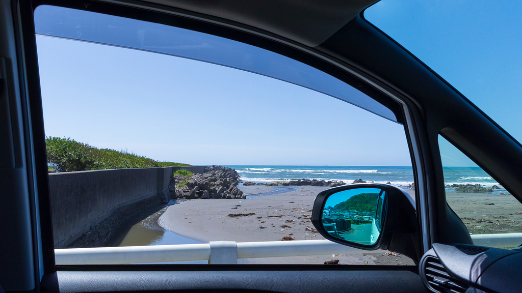 車窓から海