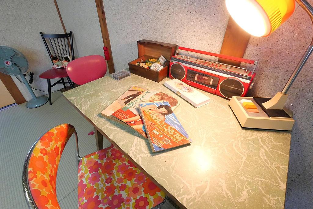 ノスタルジックな雰囲気に包まれた、レトロ名駅2号室の室内空間