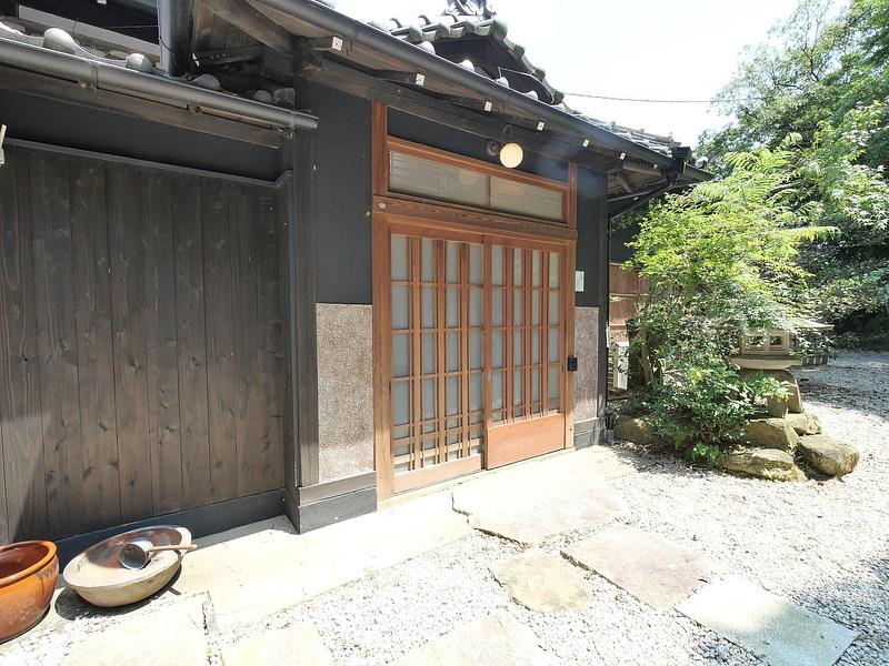 自然に囲まれた静かな環境に佇む、一棟貸し古民家「美浜〜海の見える家〜」