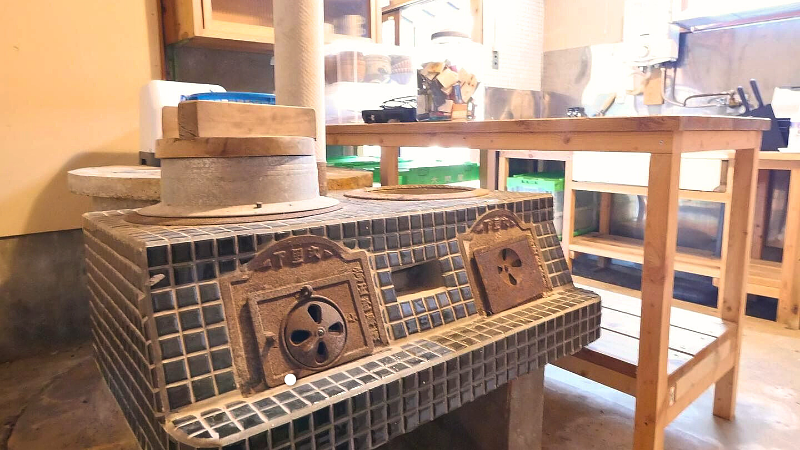 古民家らしい造りを活かした、美浜〜海の見える家〜の台所スペース