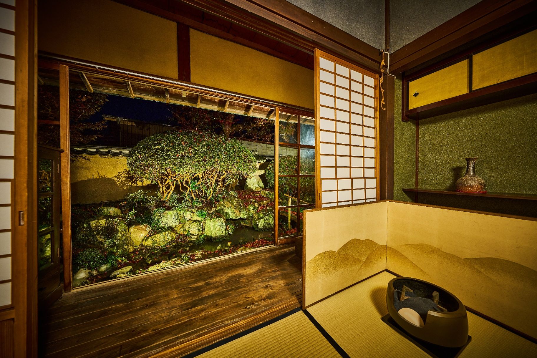 和室６帖間から縁側、日本庭園