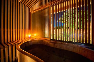 半露天風呂（瓢箪型の檜風呂）