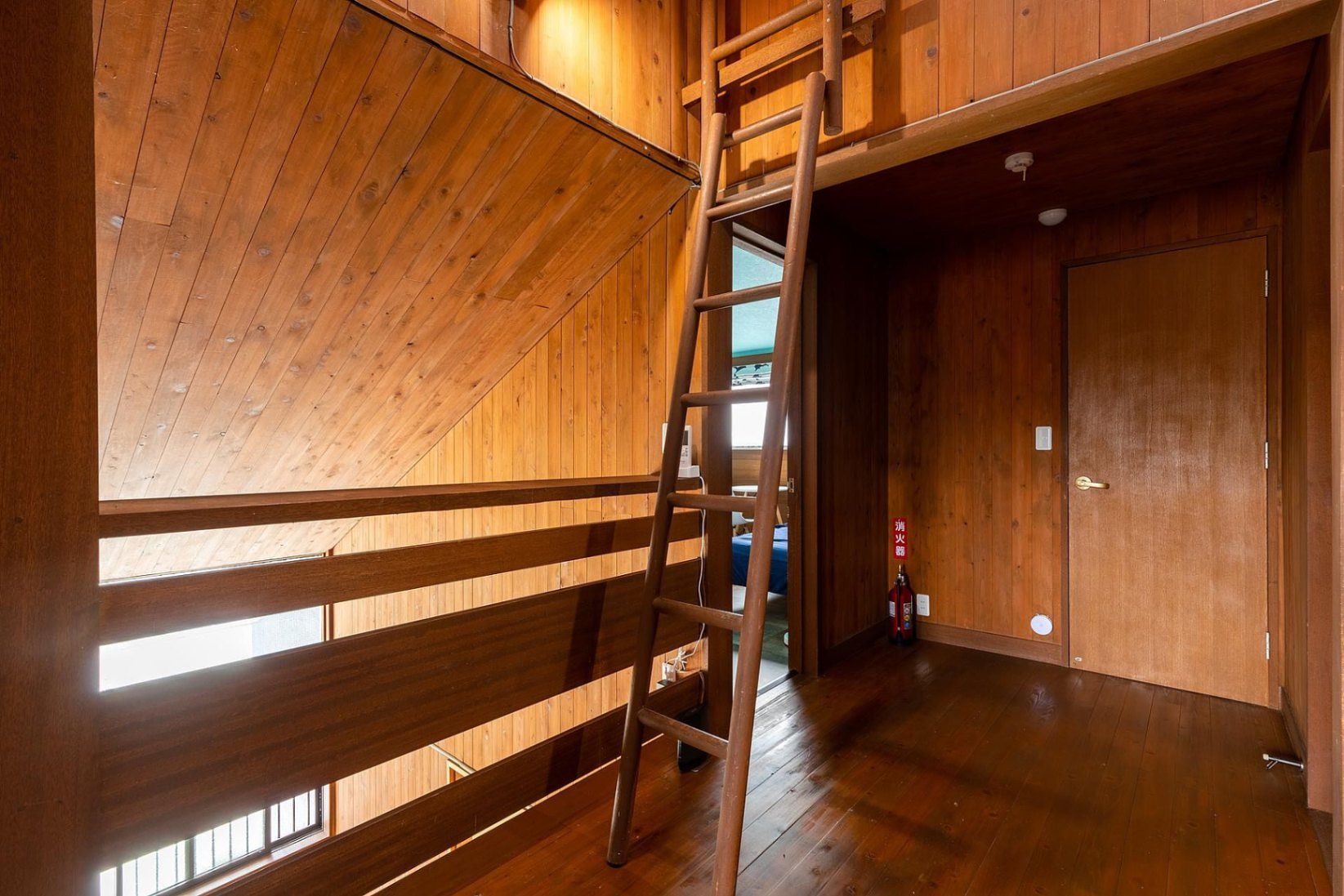 展望室続くはしご