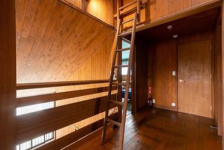 展望室続くはしご