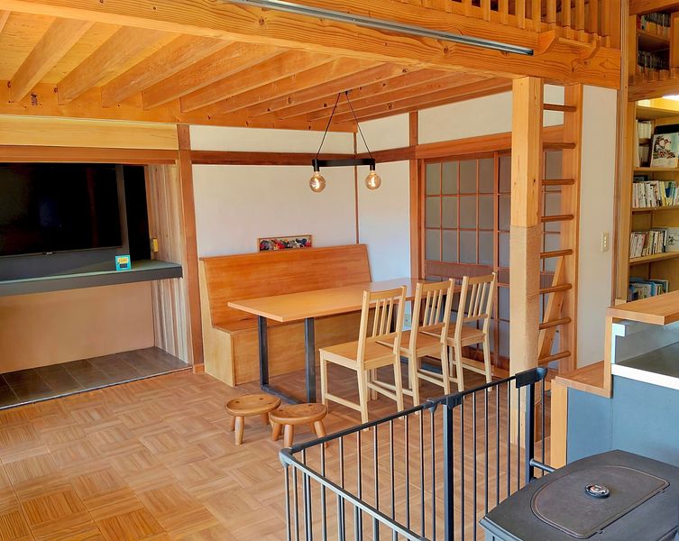 ダイニング(チューナーレスTV)