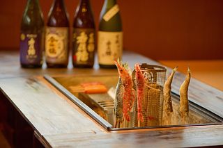 囲炉裏_炭の使用は、備長炭または成形炭のような爆ぜないものをご利用ください。