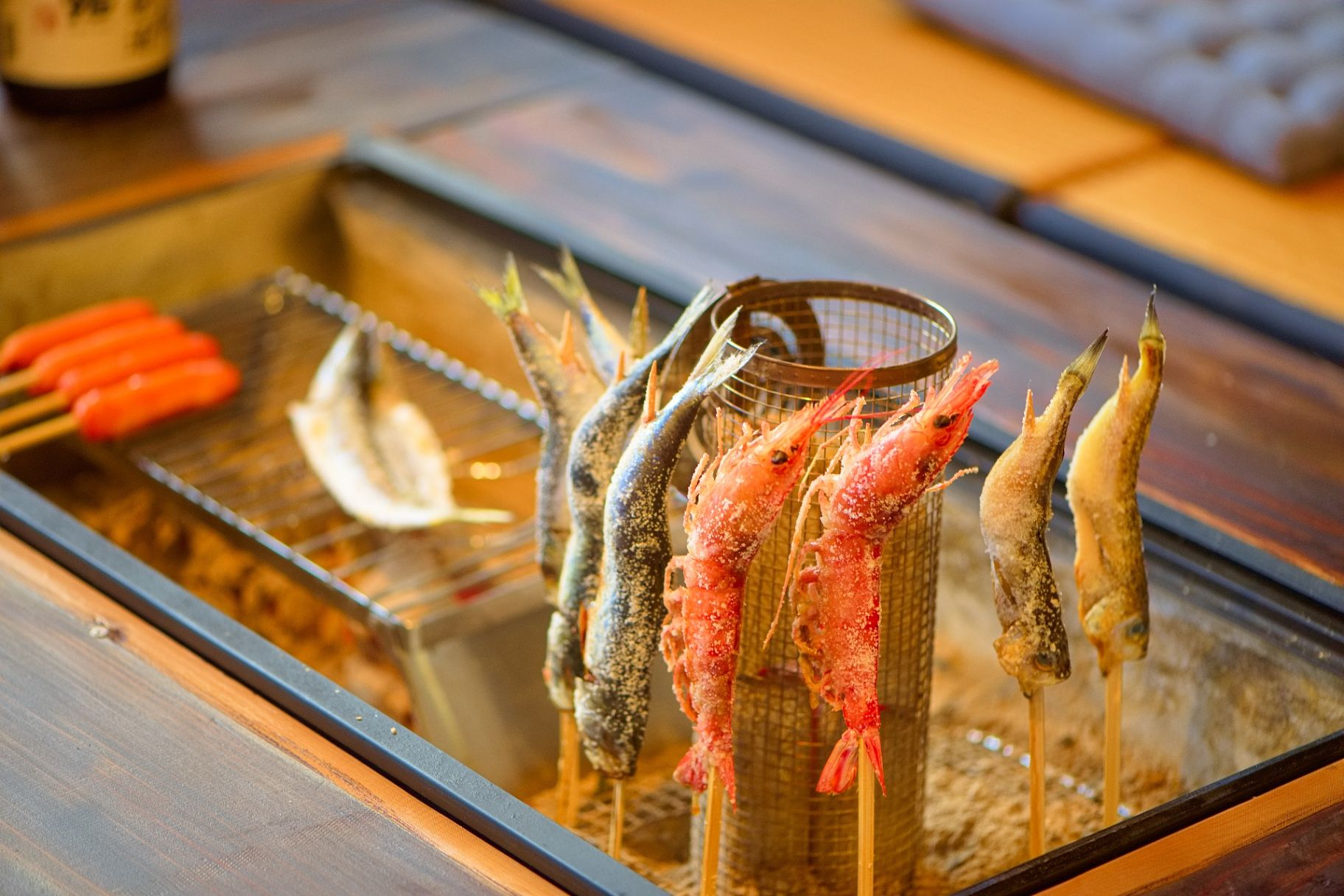 炭の使用は、備長炭または成形炭のような爆ぜないものをご利用ください。