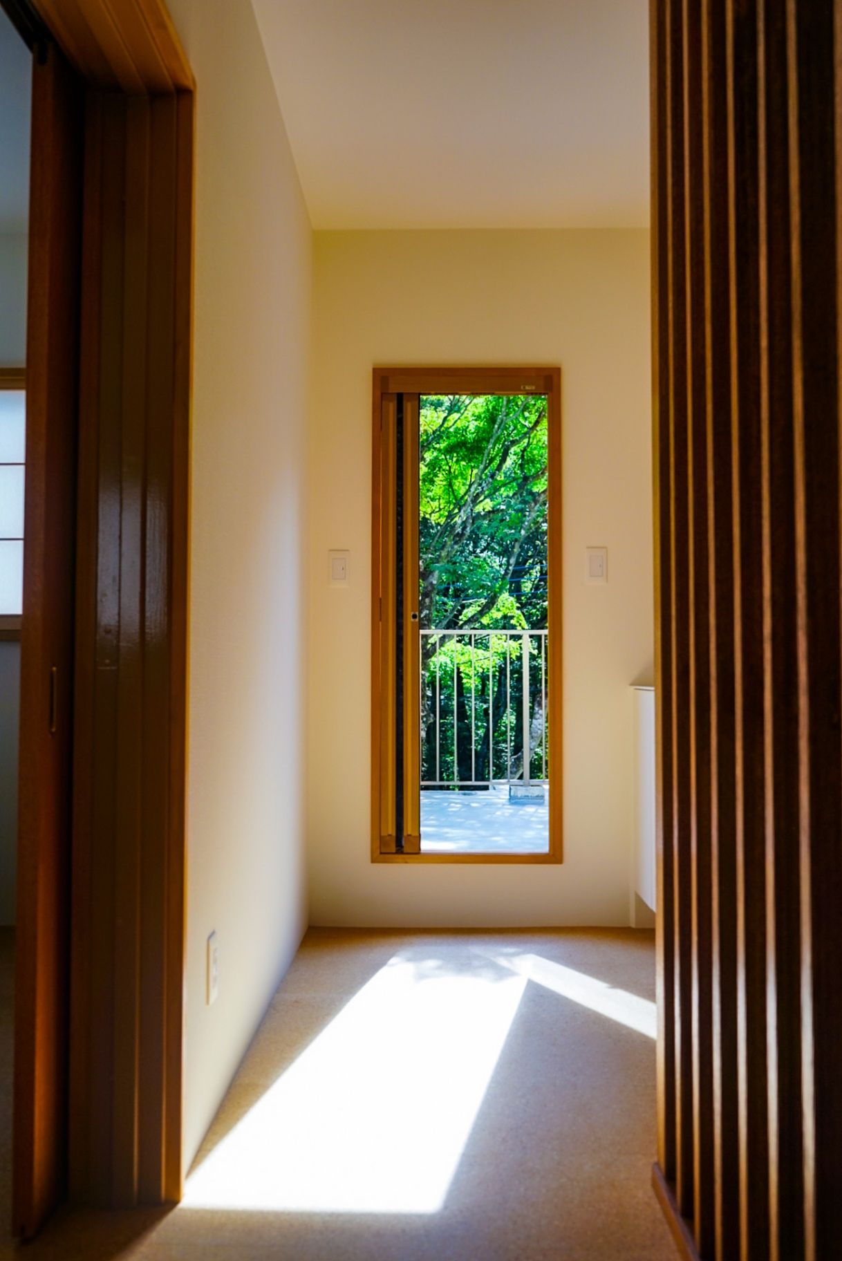 2階廊下から庭を臨む