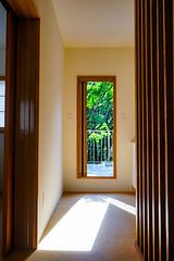 2階廊下から庭を臨む