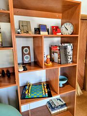 リビングの読書スペース インテリアの洋書や詩集,世界各国の雑貨等