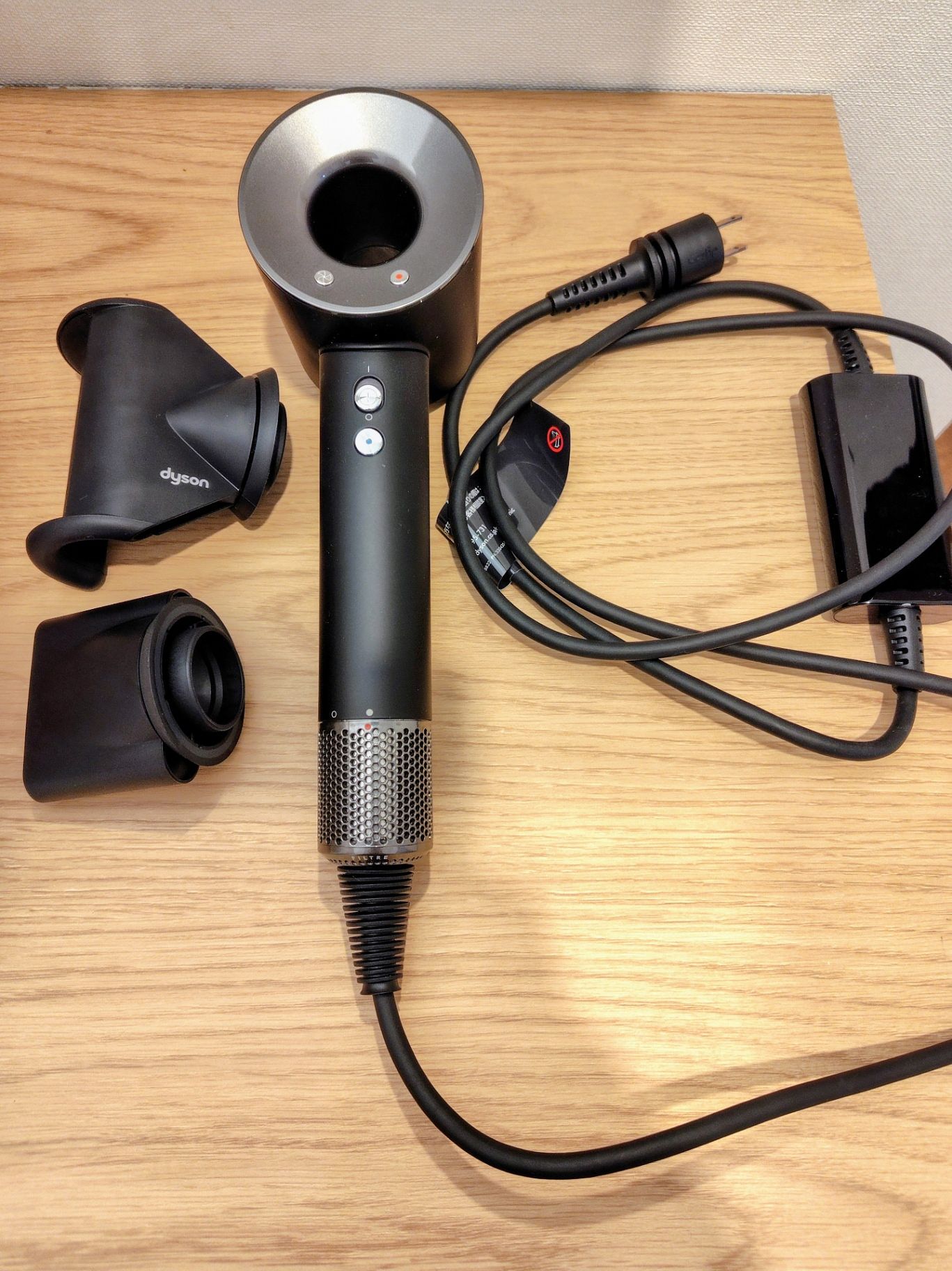 ヘアドライヤー　ダイソン