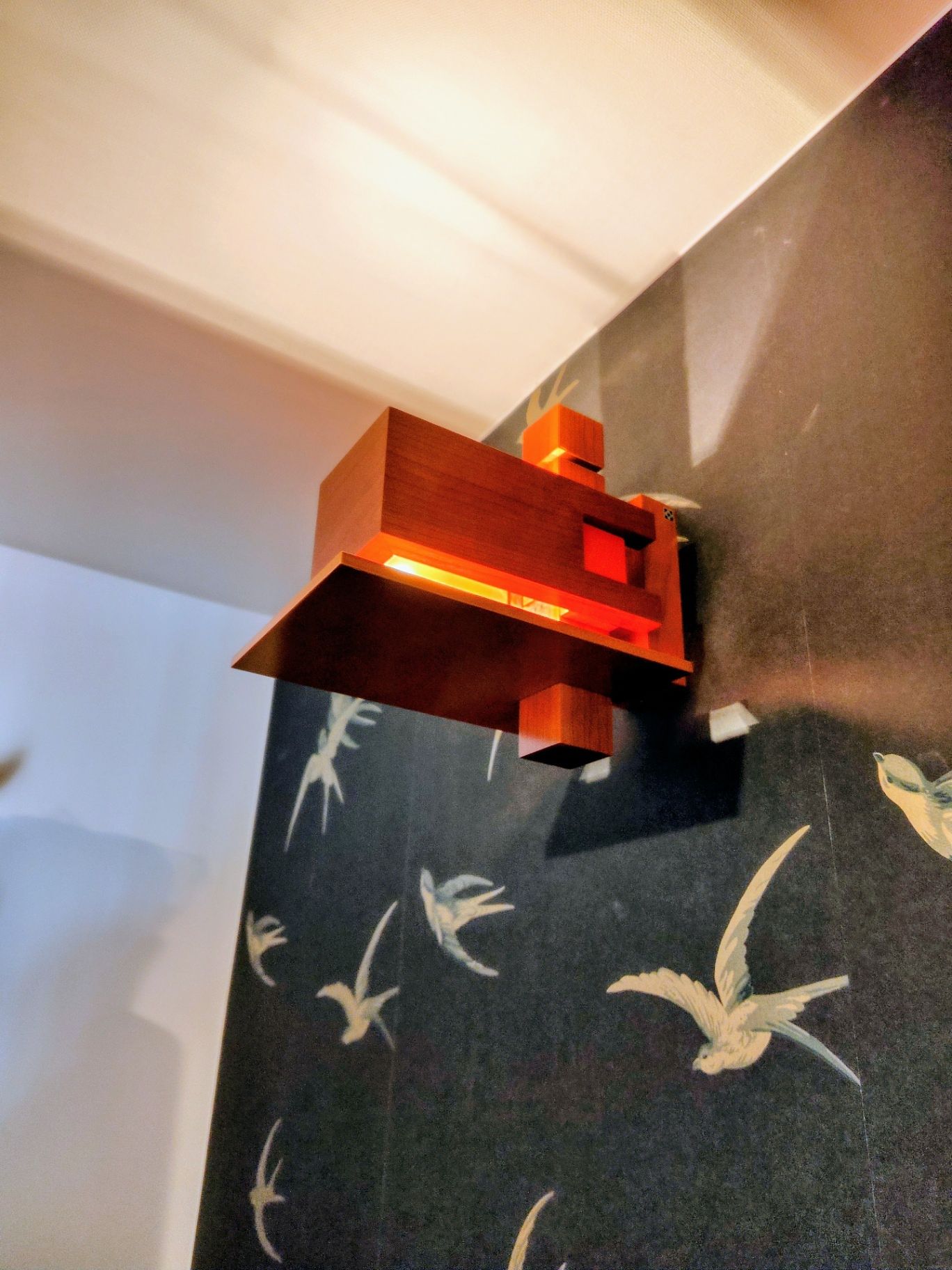 照明TALIESIN 2  (Frank Lloyd right)壁紙Sanderson社製