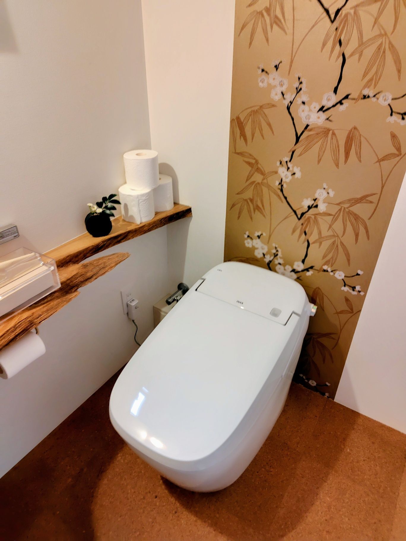 1F　トイレ　壁紙　Harlequin(ハーレークイン)　イギリス製洗面ボウル( 陶ぽっこり)