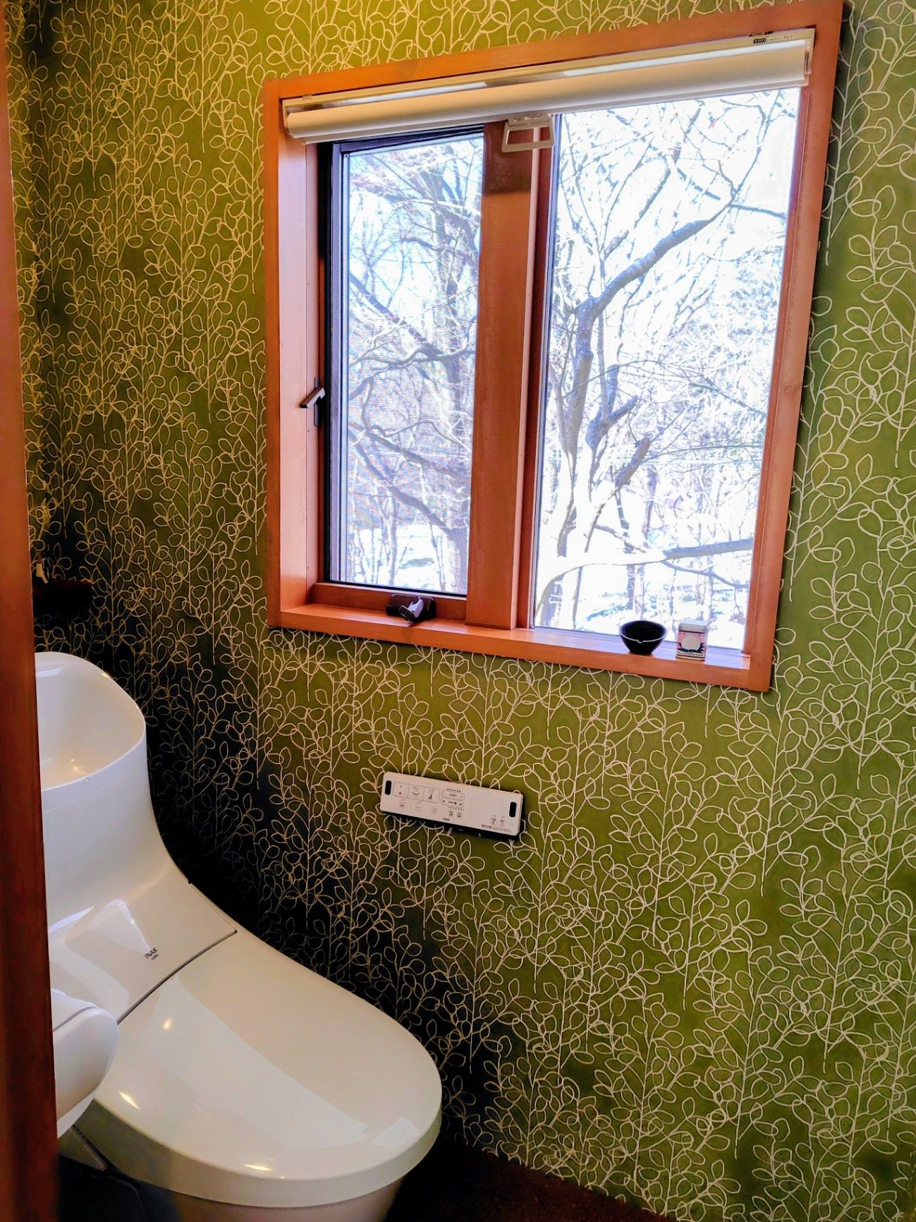 2Fトイレ　緑の季節は窓からの眺めが最高