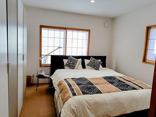 寝室2 Flou本革製クイーンサイズベッド/照明 Artemide TIZIO