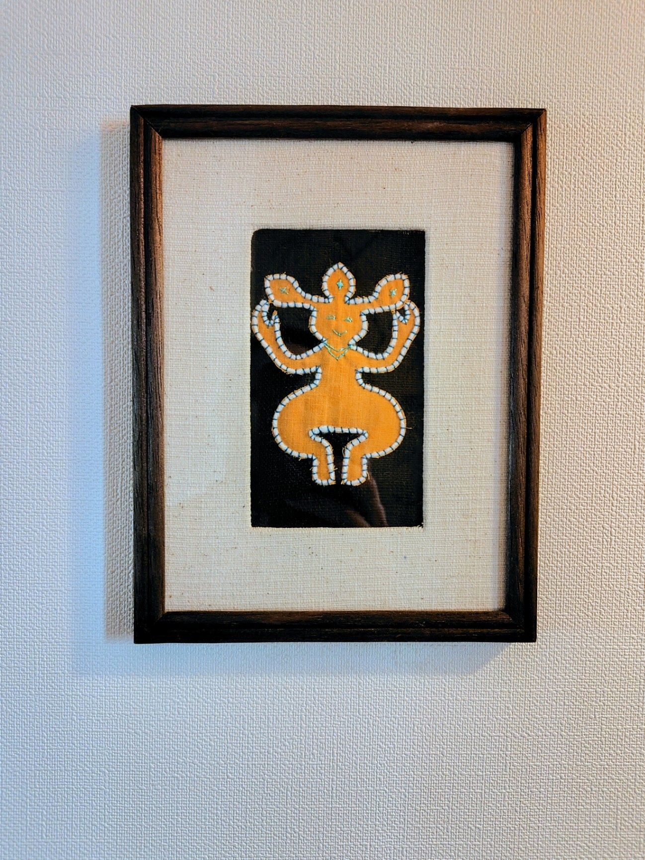 1Fトイレ　タイの少数民族(首長族)の手工芸品