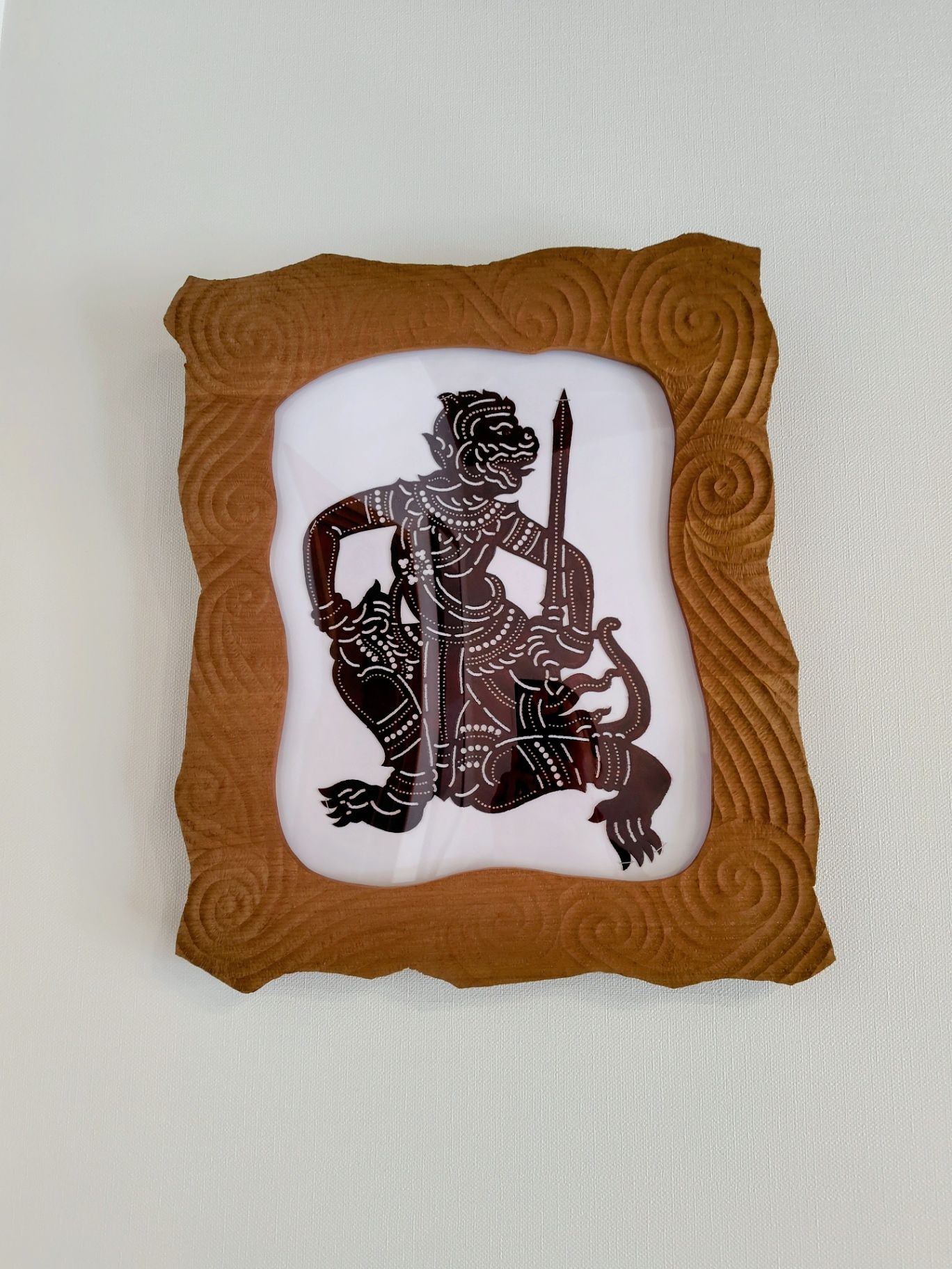 カンボジアのレザーアートの額は那須在住工芸作家、木葉悦(こばえつ)さん作　火炎文様　手彫り