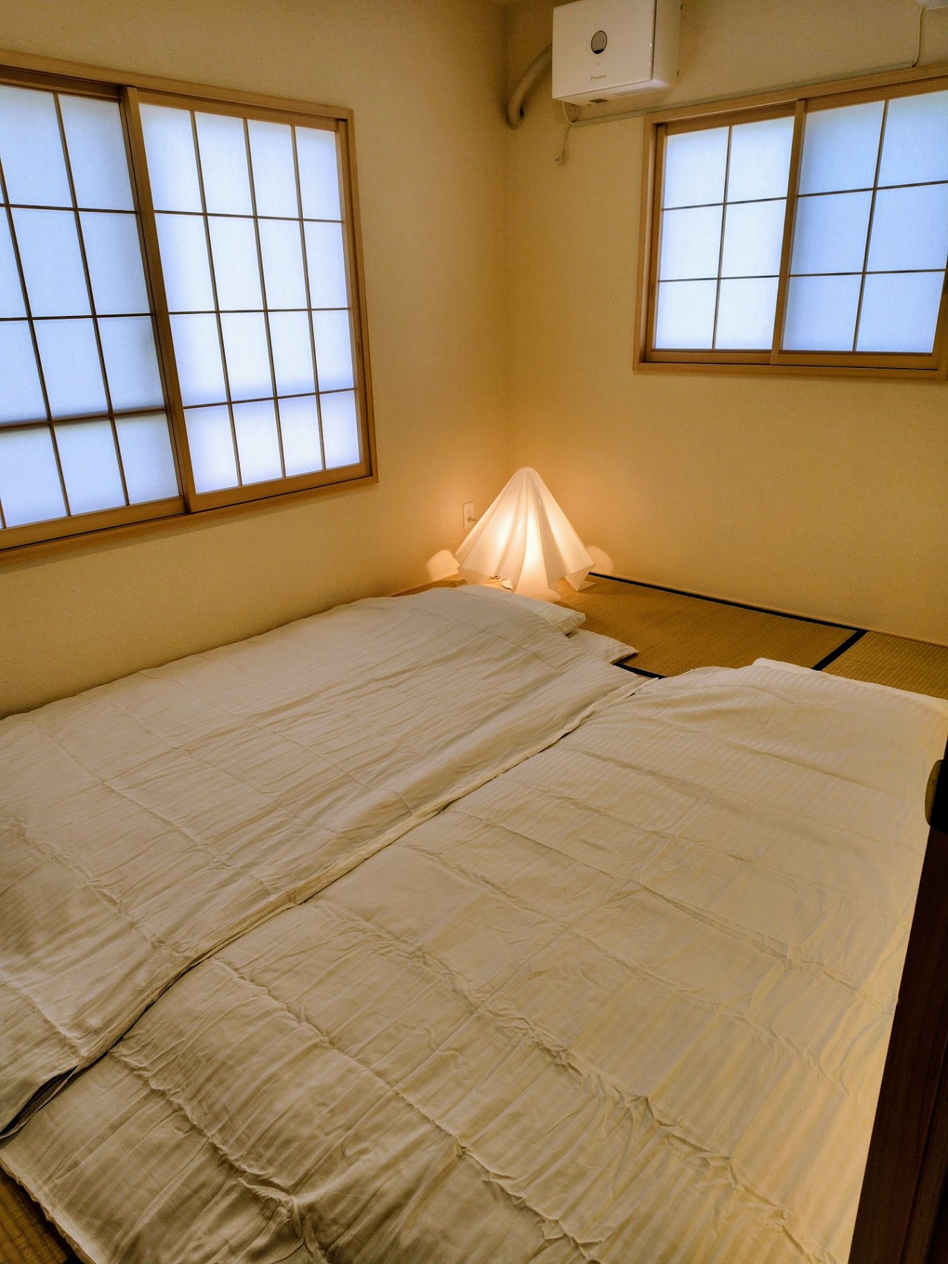 和室は布団で二組敷けます。