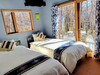 2F寝室 青を基調にインテリアを統一/ラオスの少数民族手刺繡のベッドスロー/クッションカバー