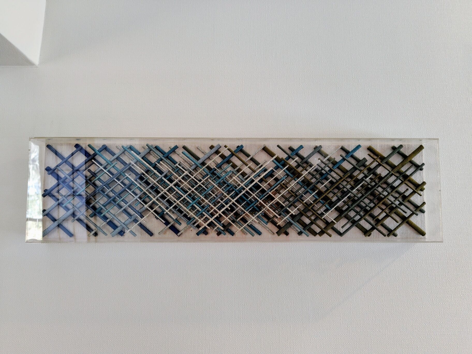 タペストリー作家　山岸柾史作　川俣シルクを使ったアート作品2F　廊下に展示