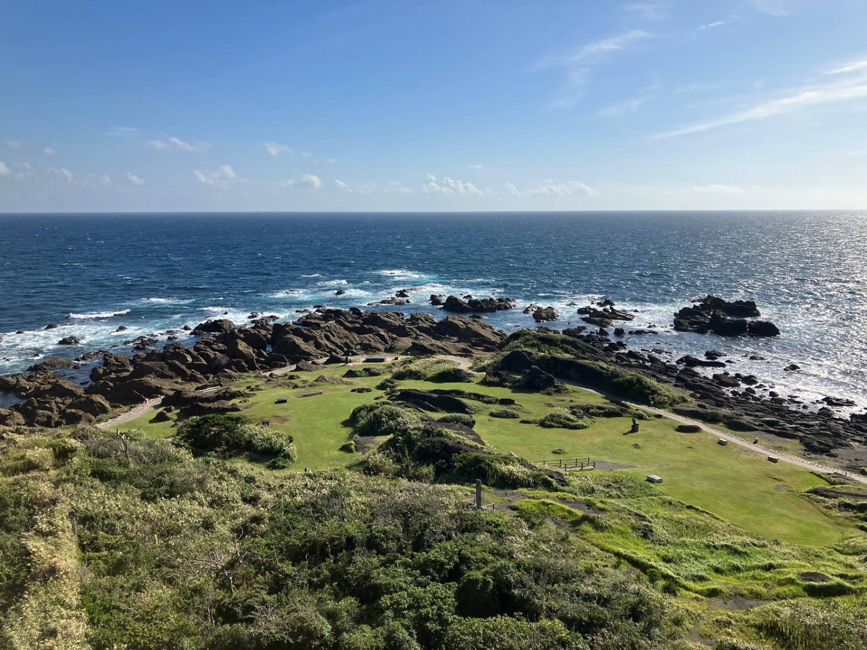 【野島埼灯台】白亜の灯台が美しく、展望台からの風景は雄大な太平洋が広がっています。