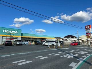【おどや船形店】地元で採れた新鮮な魚介類や果物、お惣菜の品揃えが多く人気です。施設から車で約3分。