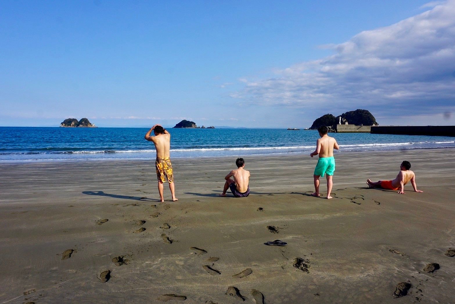 サウナの後は海で天然水風呂＆外気浴