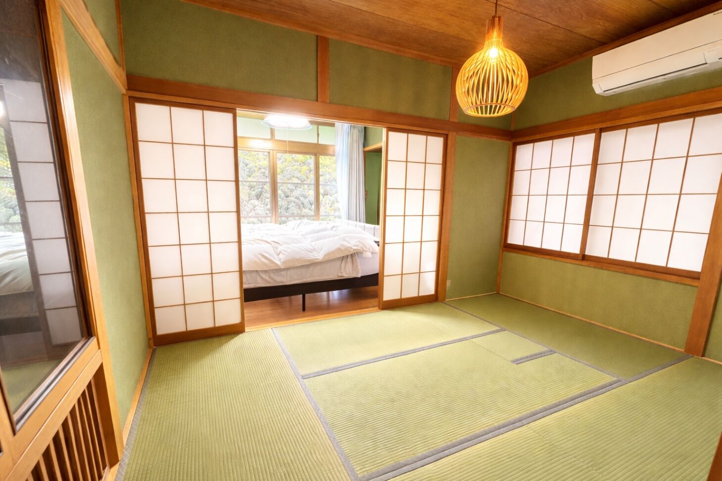 和室の奥にはダブルベッド