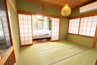 和室の奥にはダブルベッド
