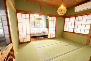 和室の奥にはダブルベッド