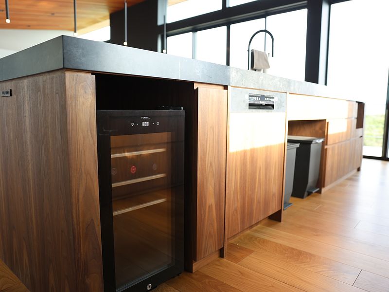 食洗機、セラー付きの広々キッチン