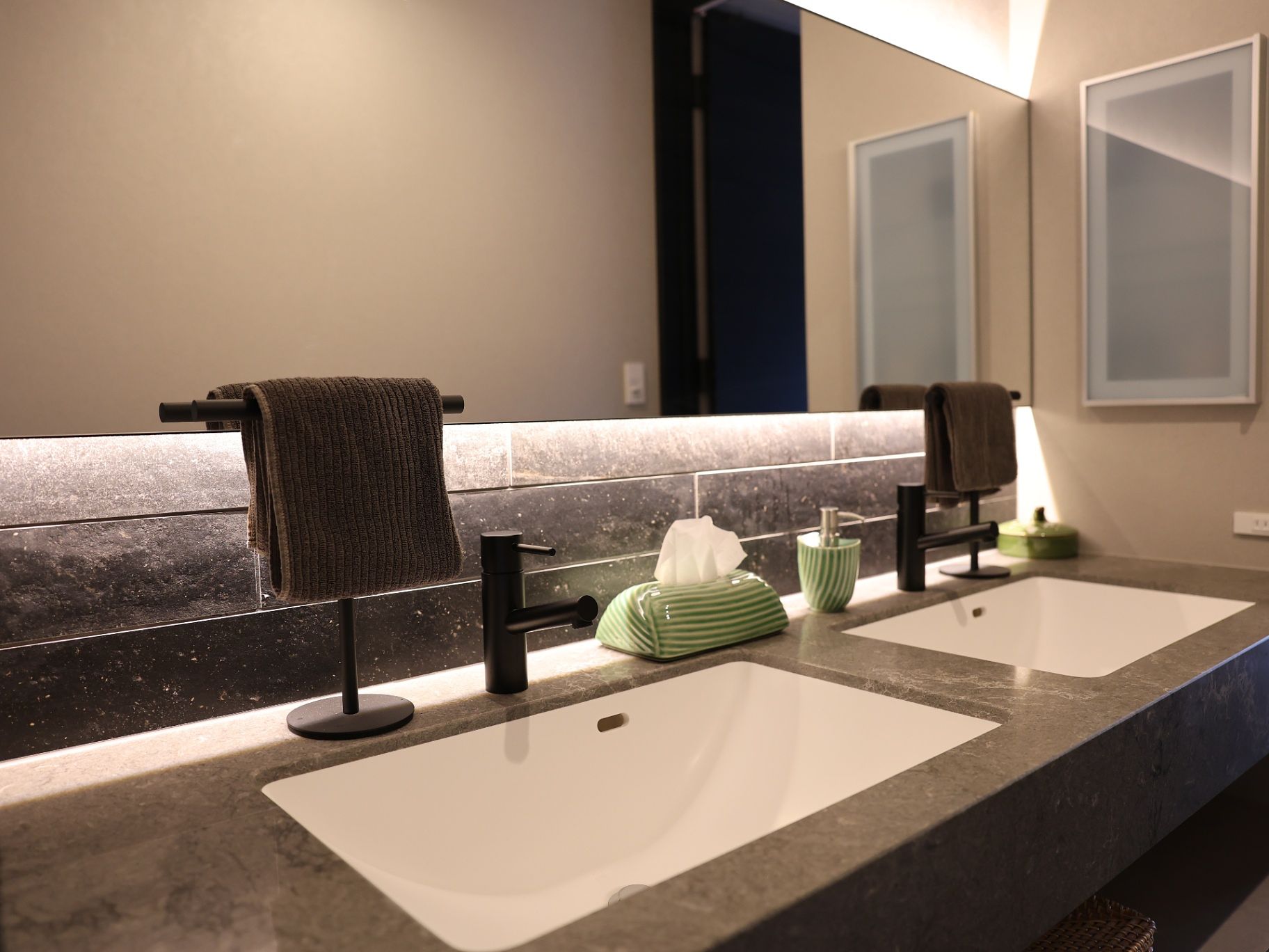 ２階の洗面所には２ボウル