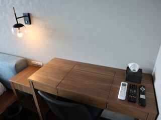 洋室にはワーキングデスクも完備でワーケーションにも最適