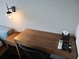 洋室にはワーキングデスクも完備でワーケーションにも最適