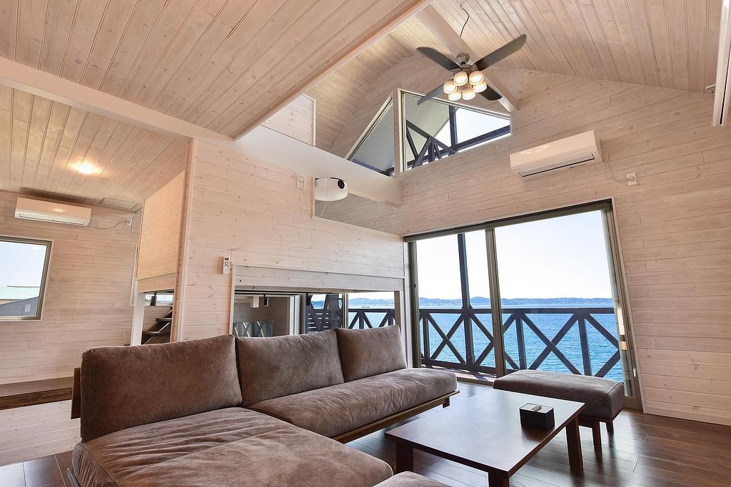 Ocean Front Reshipリビング