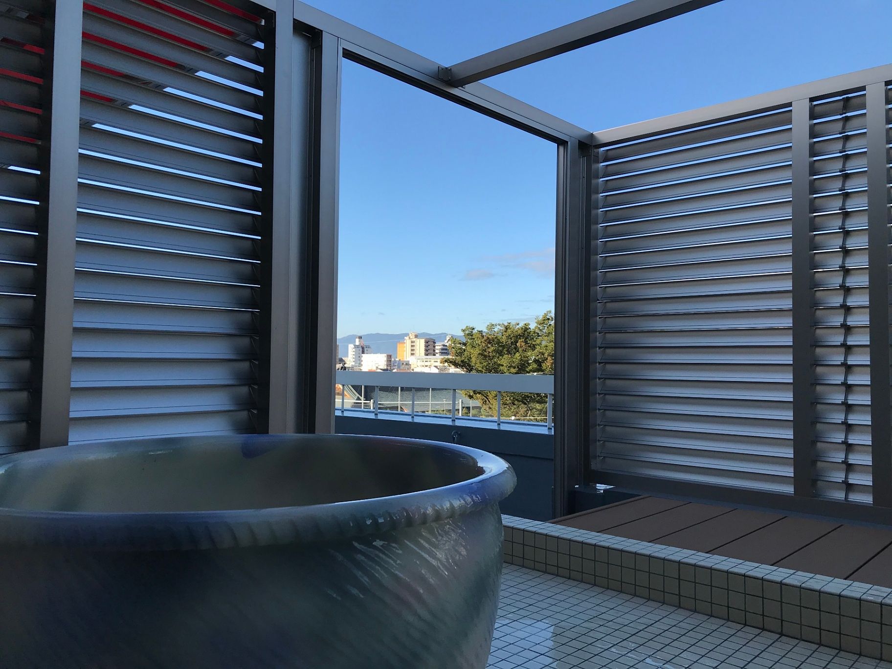 露天風呂　滞在中何度でもお好きな時間にご利用いただけます。温泉ではありません。